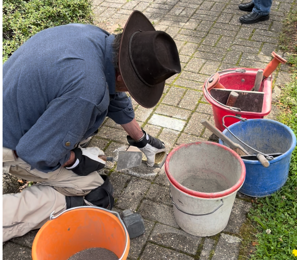 Demnig bei der Arbeit